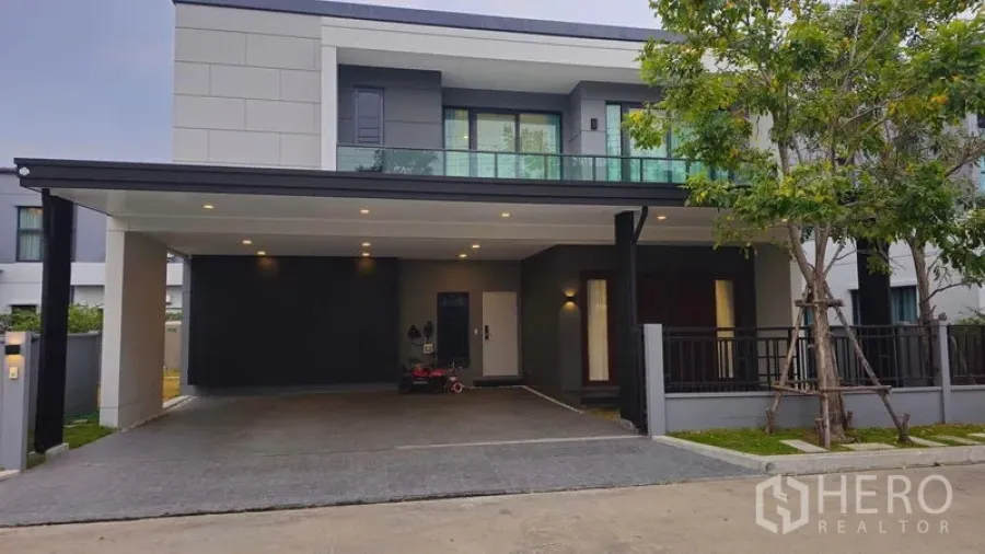 独立式住宅 出售在Sai Mai, Bangkok - 面向街道的独栋屋外观，双车位遮棚，曼谷赛迈。