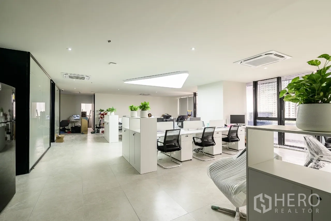 办公空间 出租或出售在Huai Khwang, Bangkok - 宽敞开放式办公室，窗边设集中工位岛。