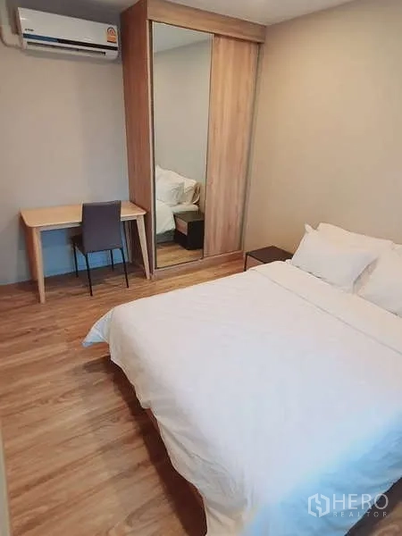 Condominium for rent in Sathon, Bangkok - Bedroom with double bed, mirrored wardrobe and work desk by the window.