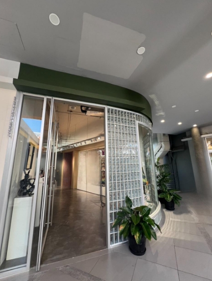 พื้นที่ขายปลีก ให้เช่าในKhlong Toei, Bangkok - ประตูกระจกสูงจรดเพดาน ผนังกระจกบล็อก และพื้นที่ภายในแบบเปิด ใกล้บันไดเลื่อน