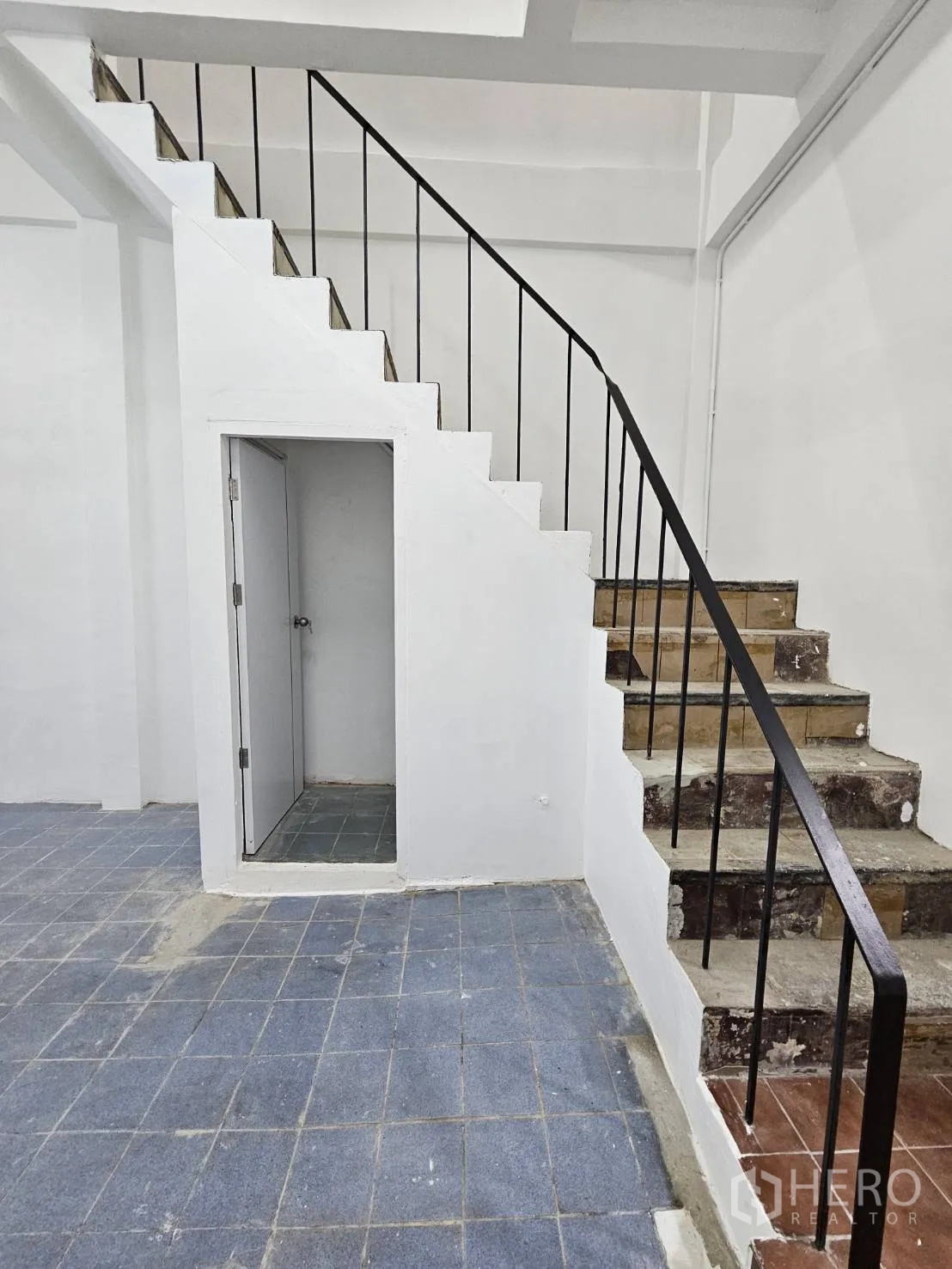 สำนักงานที่บ้าน ให้เช่าในKhlong Toei, Bangkok - บันไดราวเหล็ก พร้อมห้องเก็บของใต้บันได