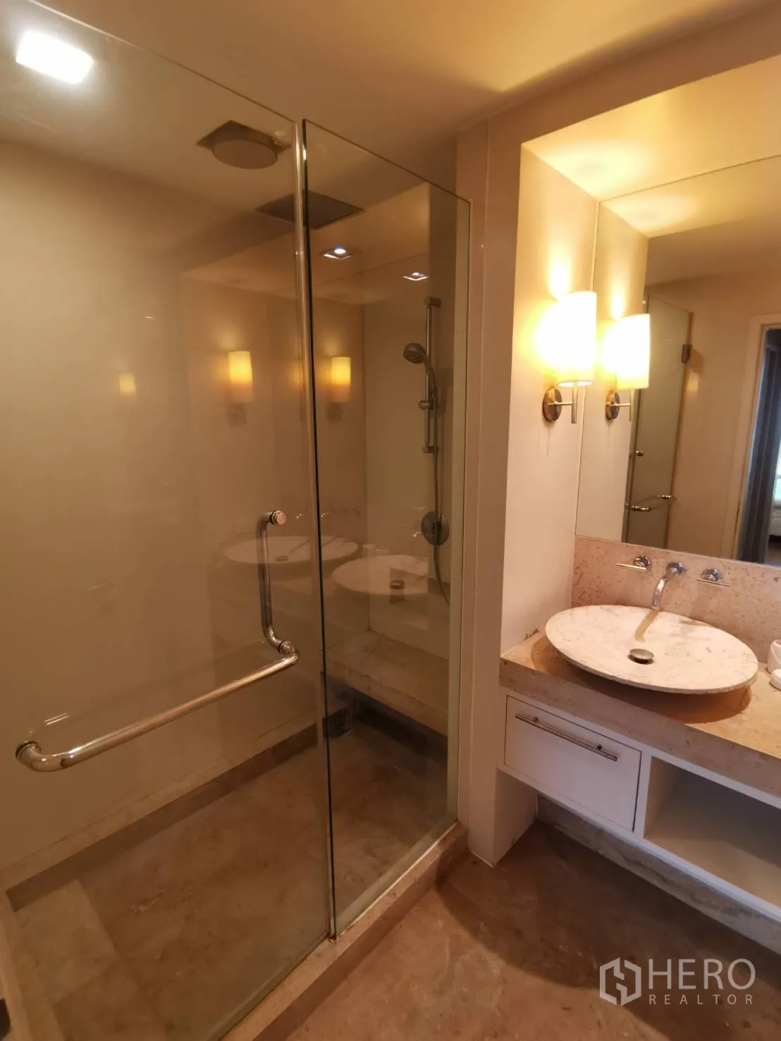 คอนโด ให้เช่าในPathum Wan, Bangkok - ห้องน้ำพร้อมตู้ชาวเวอร์กระจก ฝักบัวเรนชาวเวอร์ และอ่างล้างหน้าแบบวางบนเคาน์เตอร์