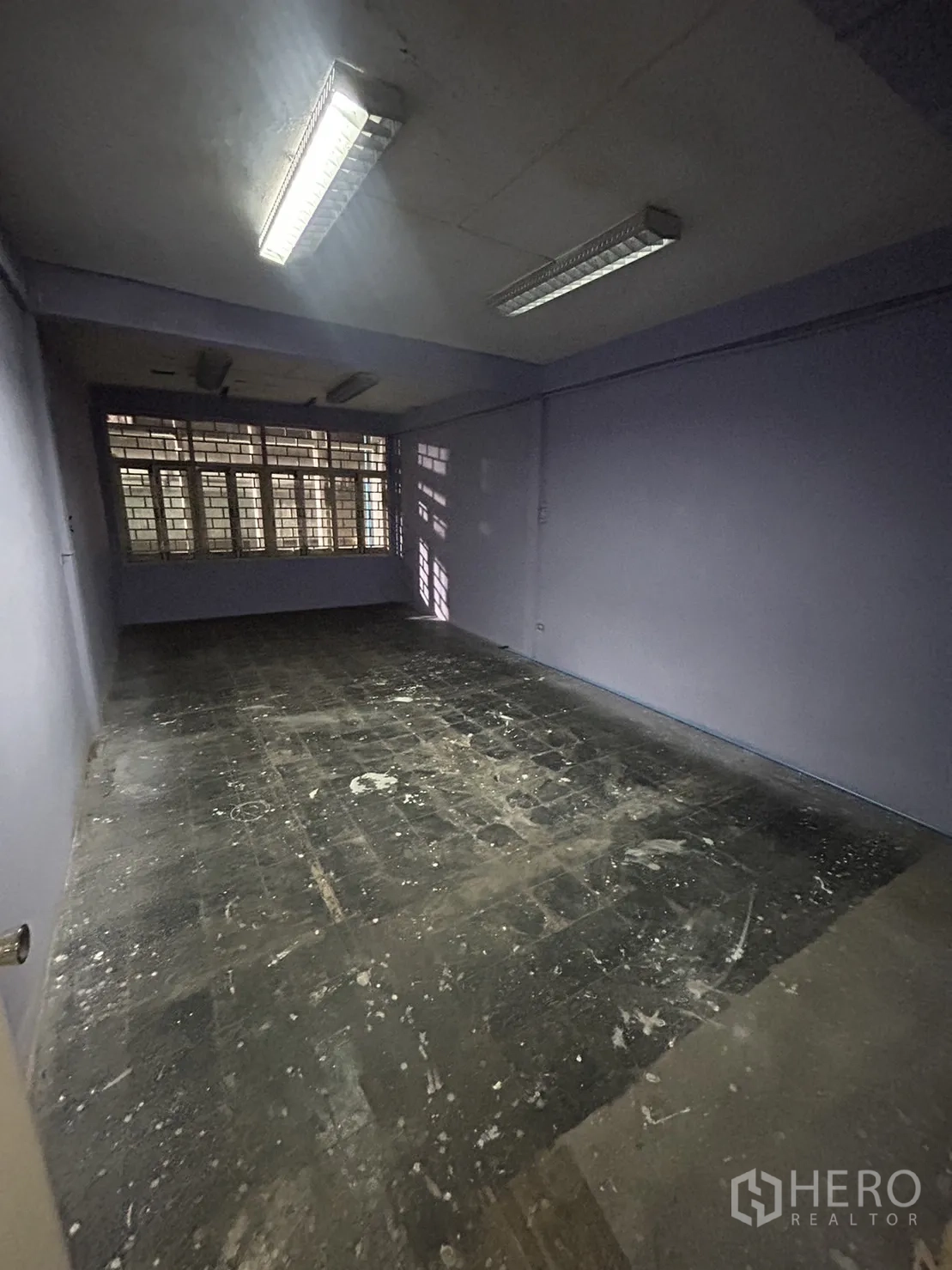 อาคารพาณิชย์ ให้เช่าในKhlong Toei, Bangkok - ห้องยังไม่ตกแต่ง ผนังสีม่วง ไฟนีออน พื้นคอนกรีตสภาพเดิม