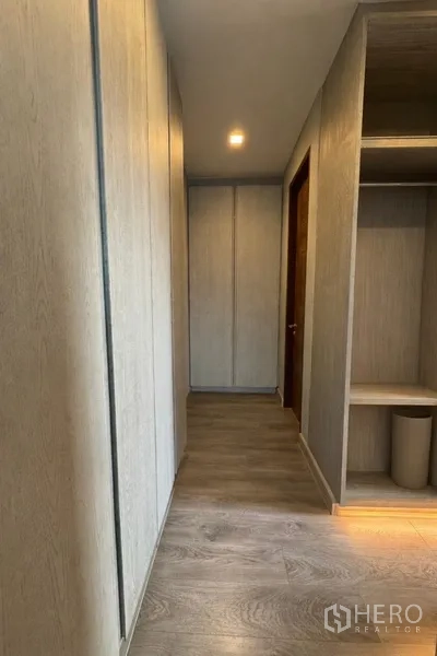 Semi-detached House for rent in Watthana, Bangkok - Corridor with built-in wardrobes and wood flooring.