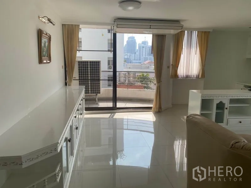 คอนโด ให้เช่าในWatthana, Bangkok - ห้องนั่งเล่นหันสู่ประตูกระจกบานเลื่อนออกระเบียง เห็นวิวสกายไลน์และเครื่องปรับอากาศ