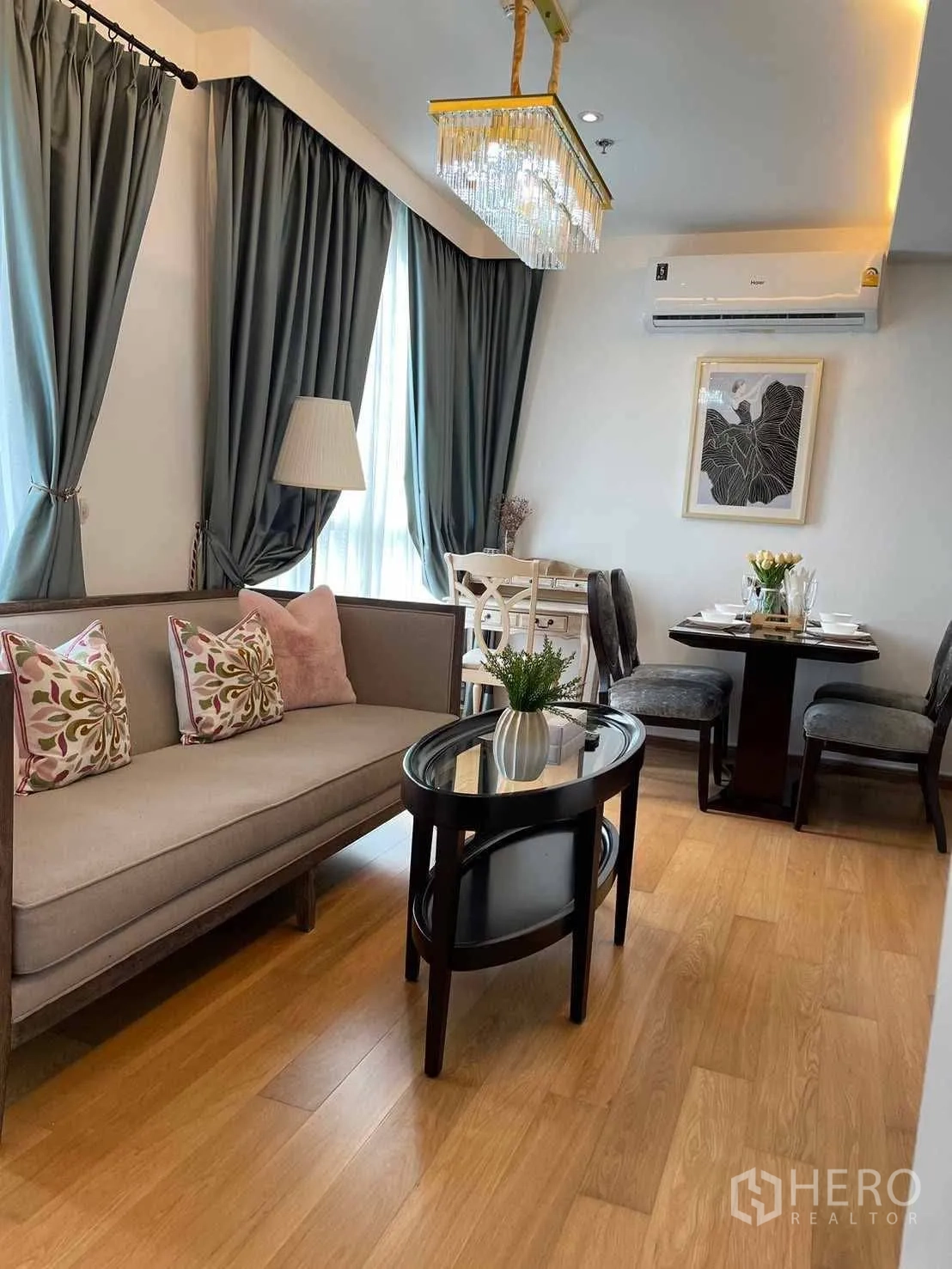 公寓 for rent in Watthana, Bangkok - 客厅配沙发、玻璃茶几、吊灯与温暖木地板。