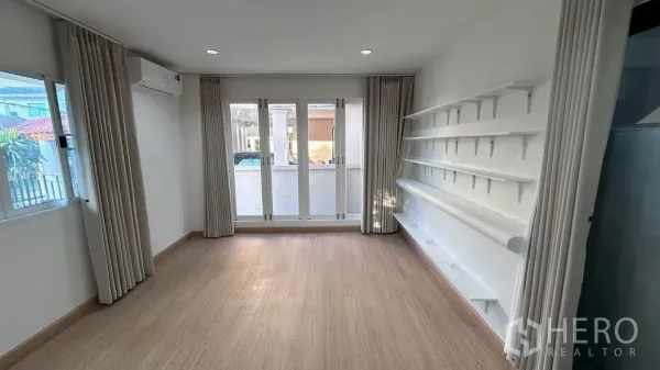 บ้าน ให้เช่าในLat Krabang, Bangkok - ห้องอเนกประสงค์พื้นไม้ ติดแอร์ พร้อมชั้นวางของยาวตลอดผนัง