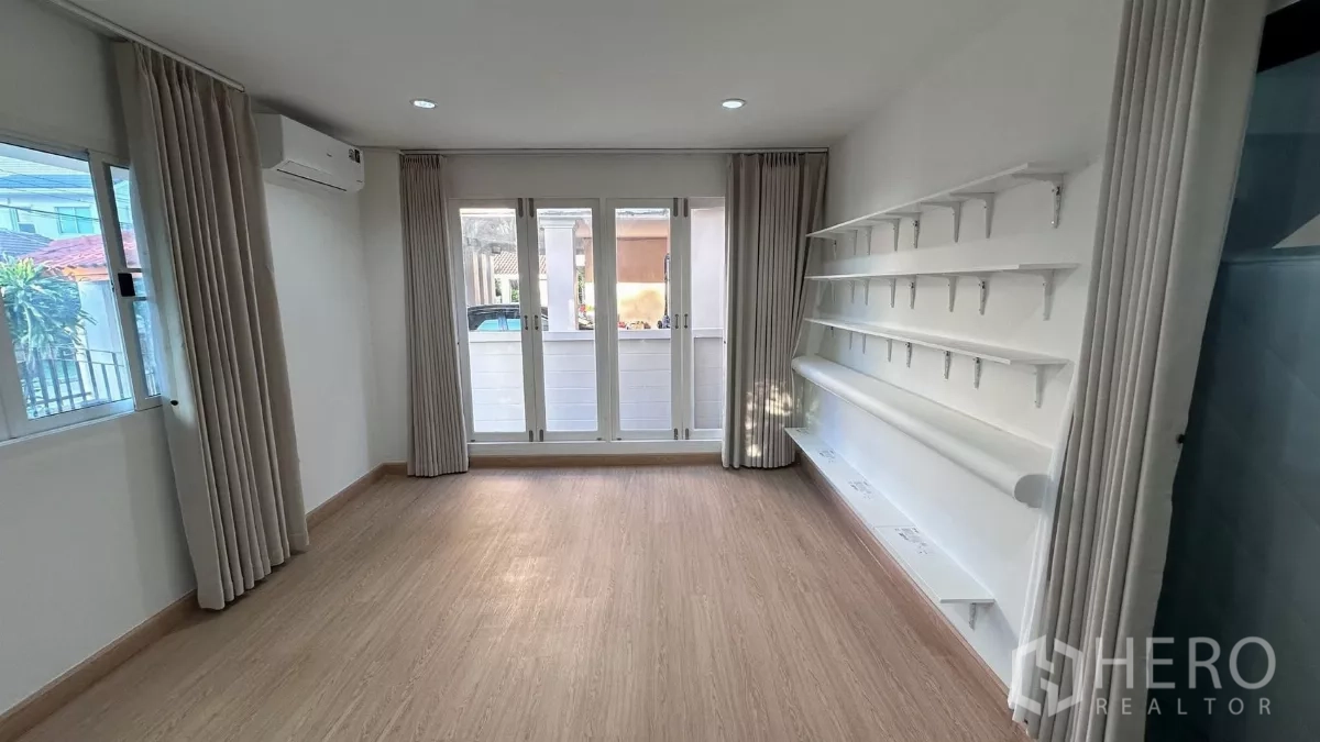 บ้าน ให้เช่าในLat Krabang, Bangkok - ห้องอเนกประสงค์พื้นไม้ ติดแอร์ พร้อมชั้นวางของยาวตลอดผนัง