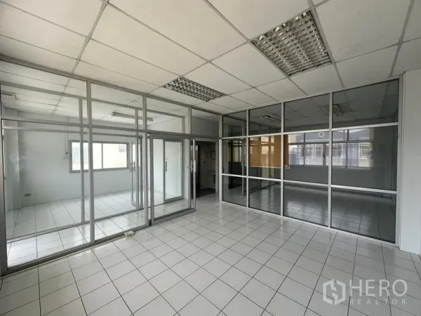 工厂 出租在Pathum Thani - 工厂内的玻璃隔断办公室与会议室。