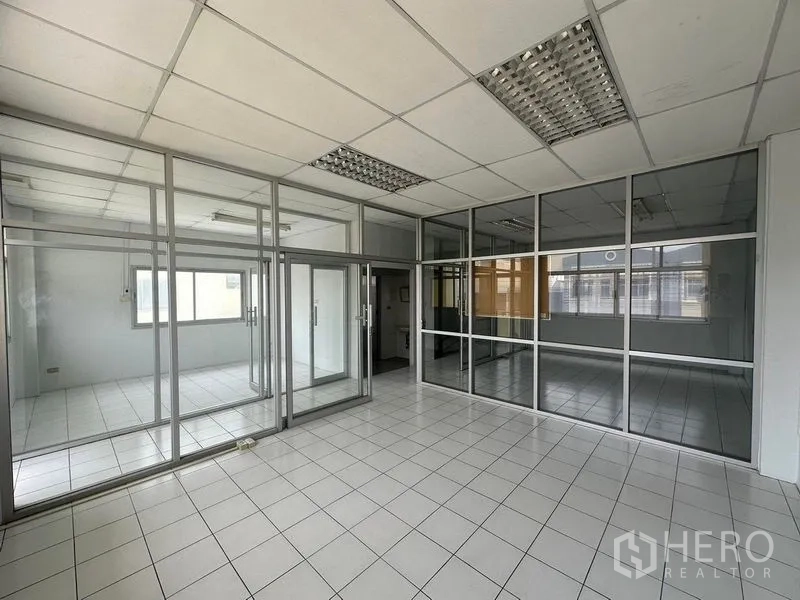 工厂 出租在Pathum Thani - 工厂内的玻璃隔断办公室与会议室。