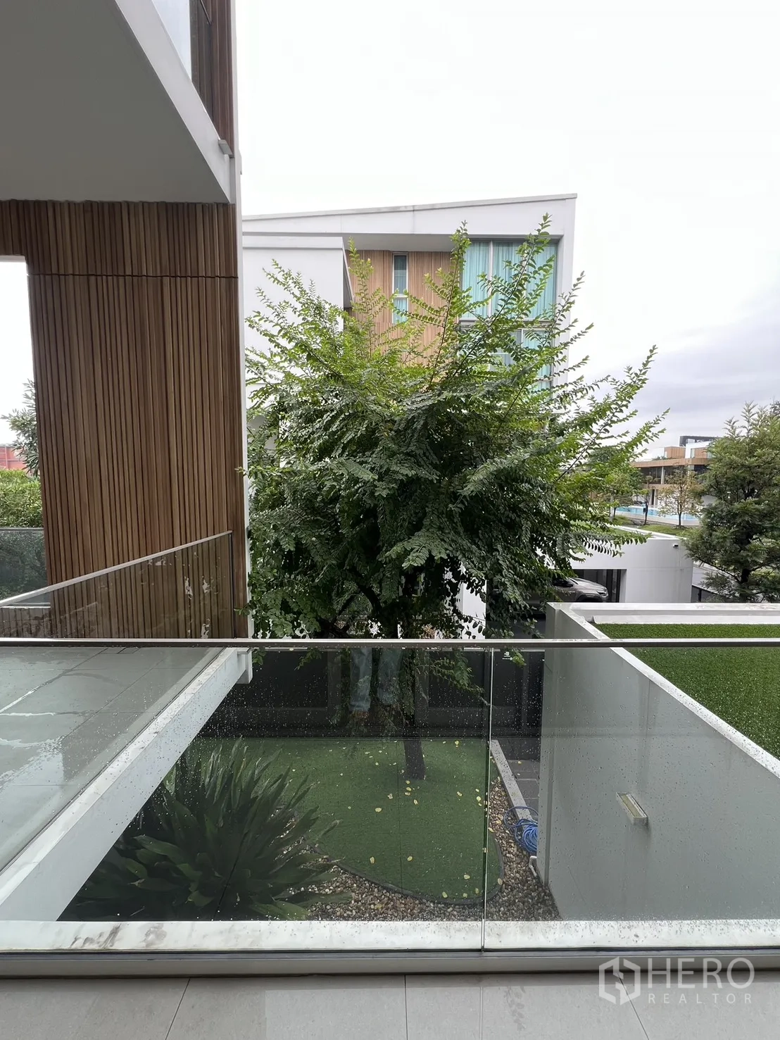 独立式住宅 出租在Saphan Sung, Bangkok - 侧向阳台，眺望林荫社区与下方花园