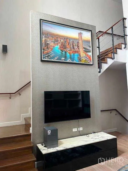 ทาวน์เฮาส์ ให้เช่าในKhlong Toei, Bangkok - ผนังทีวีติดตั้งจอ พร้อมตู้วางและบันไดไม้ราวกระจก