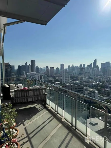 คอนโด ให้เช่าในWatthana, Bangkok - ระเบียงกว้าง ราวกระจก พร้อมชุดนั่งเล่น มองเห็นทิวทัศน์กรุงเทพฯ ชัดเจน