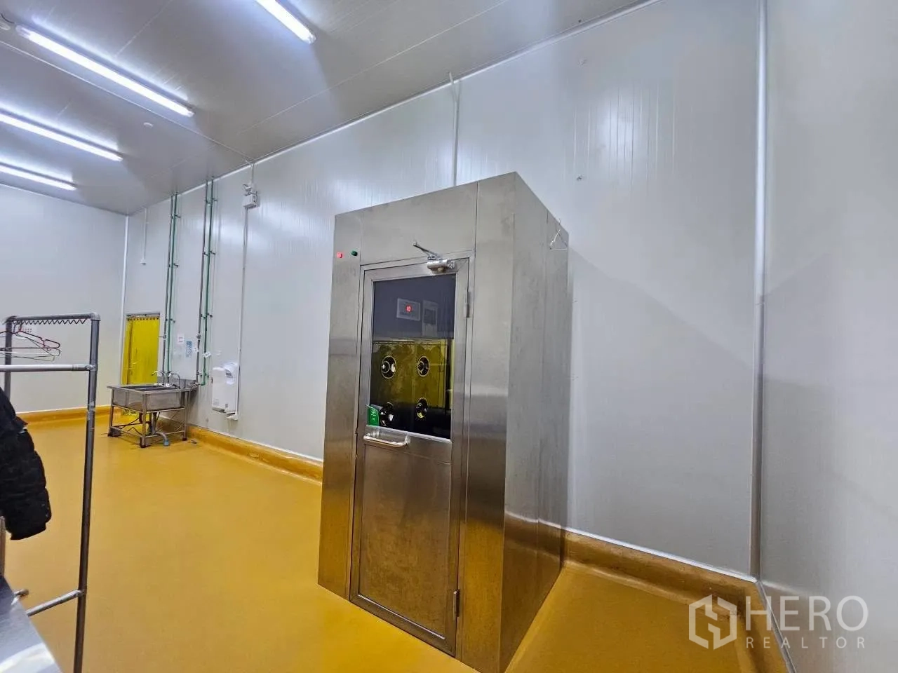 工厂 for rent in Mueang Samut Sakhon, Samut Sakhon - 清洁加工间内的不锈钢工业设备柜。