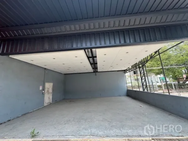 零售空间 出租在Saphan Sung, Bangkok - 大型有顶装卸区，挑高天花与嵌灯，侧面半开放结构。