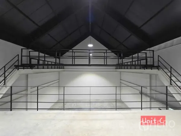 带办公室的家 出租在Chatuchak, Bangkok - 对称视角的双侧夹层桥，黑色人字形屋顶下的开阔空间。