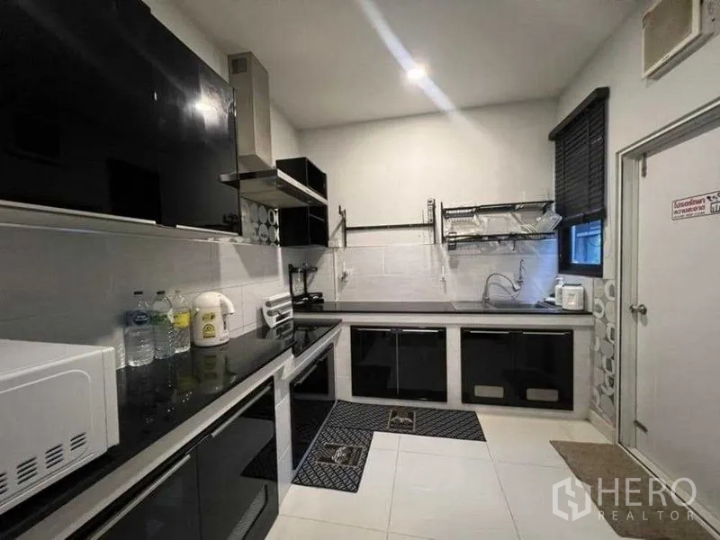 บ้าน ให้เช่าในMueang Nonthaburi, Nonthaburi - ครัวบิวท์อินเต็มรูปแบบ พร้อมตู้เงา เครื่องใช้ไฟฟ้า และเครื่องดูดควัน