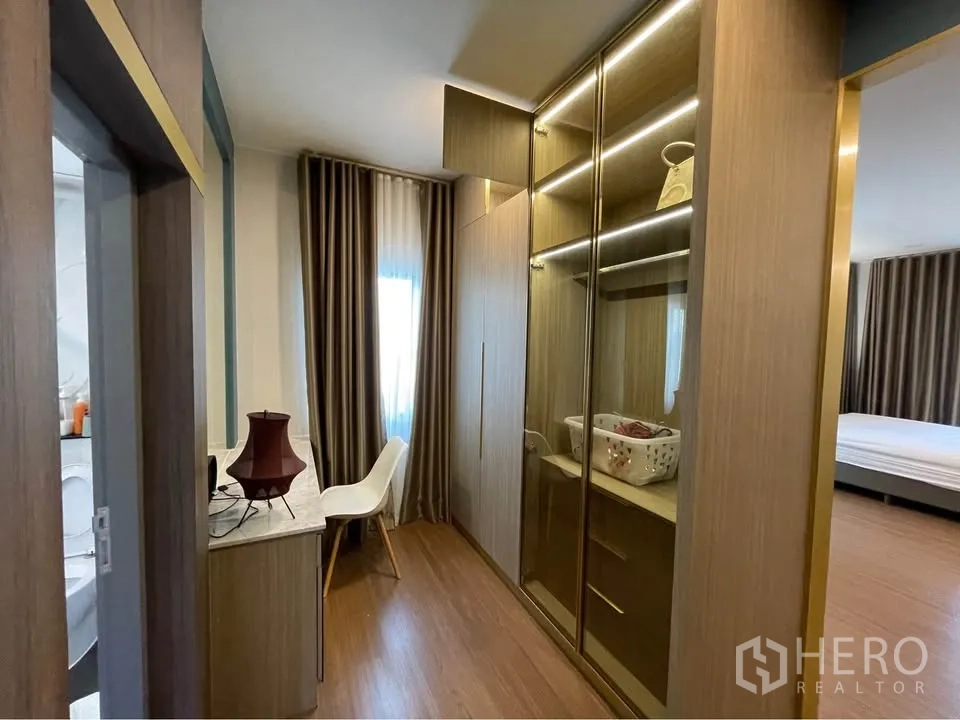 บ้านเดี่ยว for rent or sale in Bang Phli, Samut Prakan - โถงแต่งตัวพร้อมตู้เสื้อผ้าไฟในตู้และโต๊ะทำงาน
