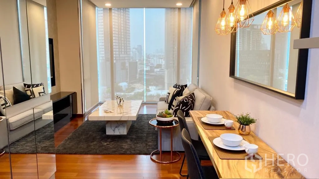 公寓 出售在Khlong Toei, Bangkok - 明亮的客餐厅，吊灯、石材茶几，落地窗外城市天际线景观。