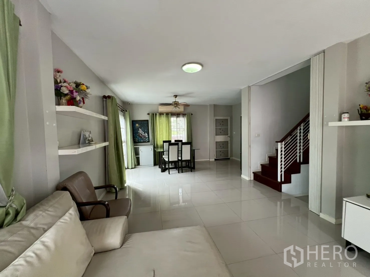 บ้าน ขายในMin Buri, Bangkok - พื้นที่นั่งเล่นและทานข้าวแบบเปิดโล่ง พร้อมบันไดขึ้นชั้นบน