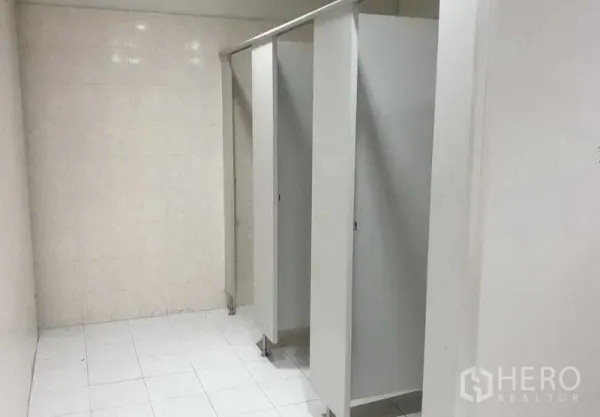 คลังสินค้า ให้เช่าในMueang Samut Prakan, Samut Prakan - ห้องน้ำบุเซรามิกพร้อมห้องส้วมแบบแยกเป็นคูหา