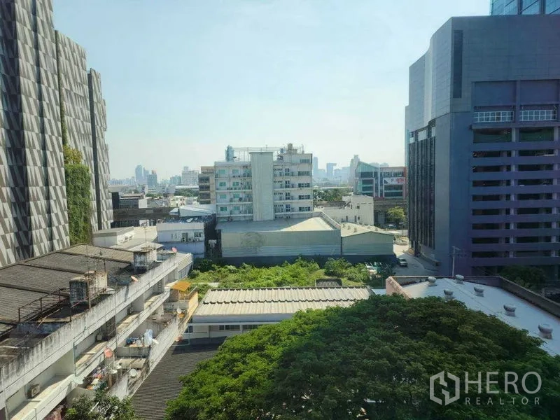 คอนโด ให้เช่าในPhaya Thai, Bangkok - ทิวทัศน์เมืองเหนืออาคารเตี้ยและออฟฟิศในย่านพญาไท