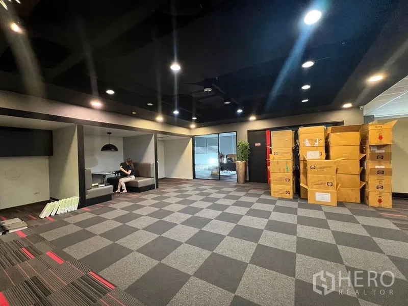 办公空间 出租在Huai Khwang, Bangkok - 开放式大厅，地毯砖、壁龛座位与储物纸箱。