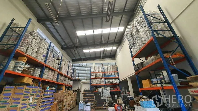 คลังสินค้า ขายในBang Kapi, Bangkok - ชั้นวางสูงและหลังคาเหล็กพร้อมช่องแสงภายในโกดัง