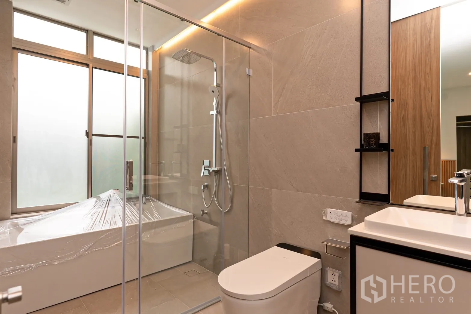 Detached House for rent in Saphan Sung, Bangkok - Modern bathroom with glass shower, soaking tub and large frosted windows