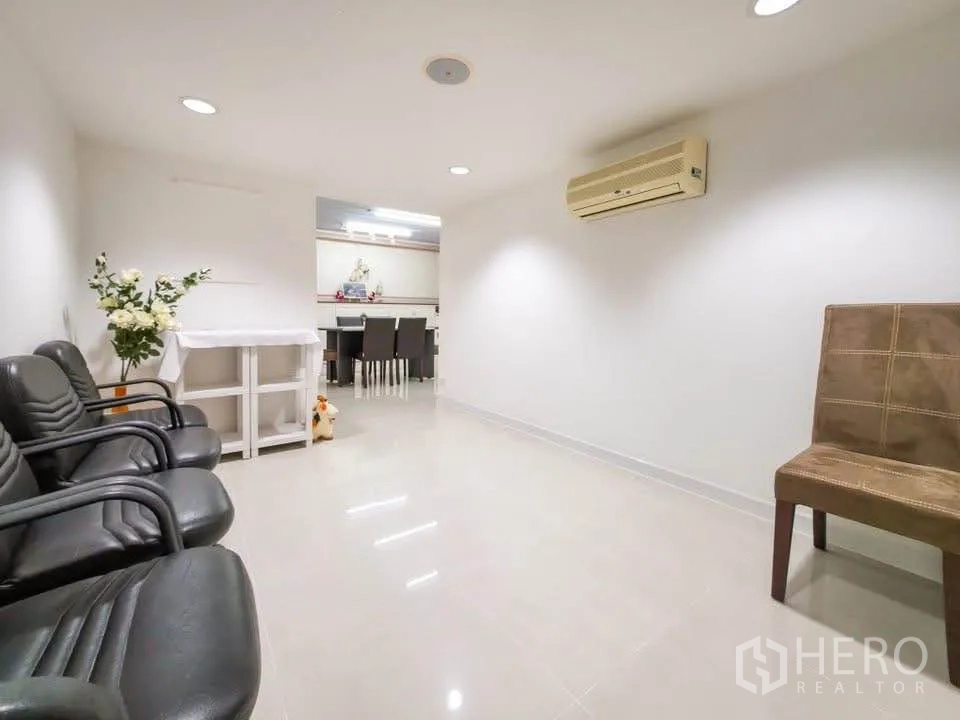สำนักงาน ให้เช่าในKhlong Toei, Bangkok - โซนต้อนรับหรือพักคอย มีเก้าอี้ พื้นเงา และแอร์แบบแยกส่วน.