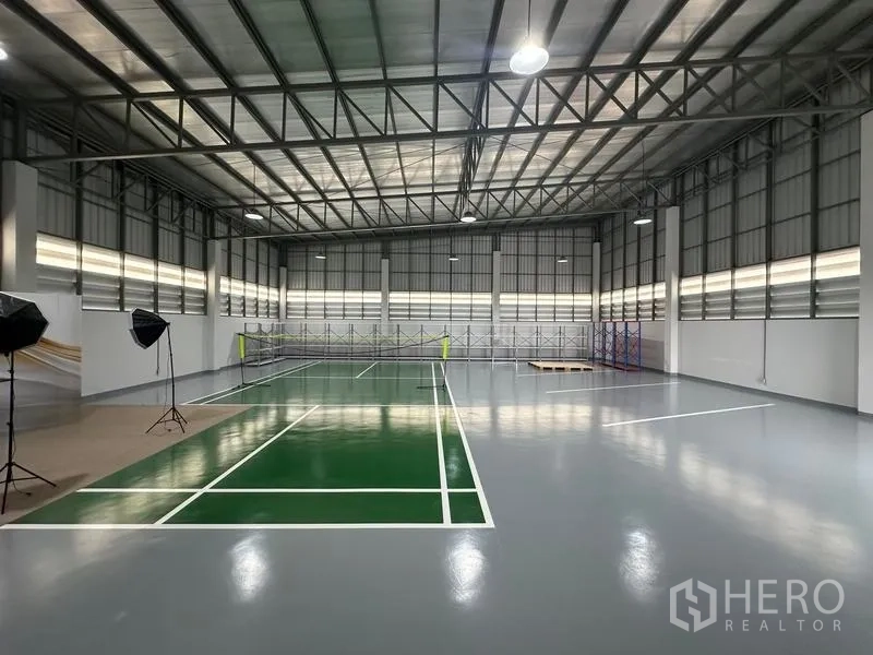 货栈 出售在Pathum Thani - 高挑钢架屋顶仓库，环氧地坪，画有多功能球场线。