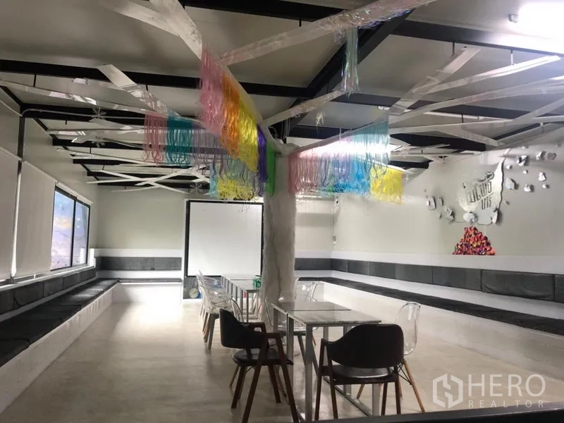 พื้นที่ขายปลีก ให้เช่าในKhlong Toei, Bangkok - พื้นที่อีเวนต์สว่าง พื้นสีขาว ตกแต่งเพดานสีสัน และที่นั่งยืดหยุ่น
