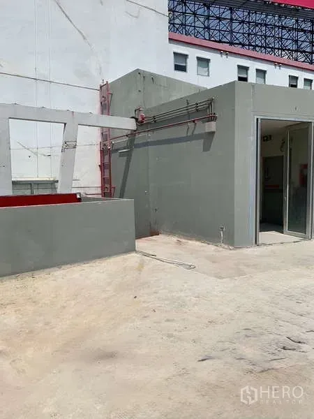 พื้นที่ขายปลีก ให้เช่าในSathon, Bangkok - จุดทางขึ้นดาดฟ้าพร้อมโถงลิฟต์และระบบสาธารณูปโภค พื้นคอนกรีต