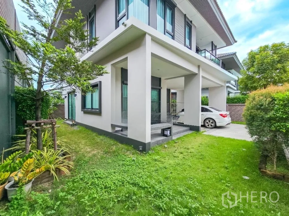 บ้าน ขายในLam Luk Ka, Pathum Thani - สนามหญ้าข้างบ้านและเฉลียงหน้าบ้านติดทางรถเข้า