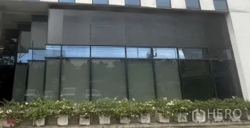 展厅 出租 - 临街整面玻璃立面，极佳橱窗与招牌曝光度。