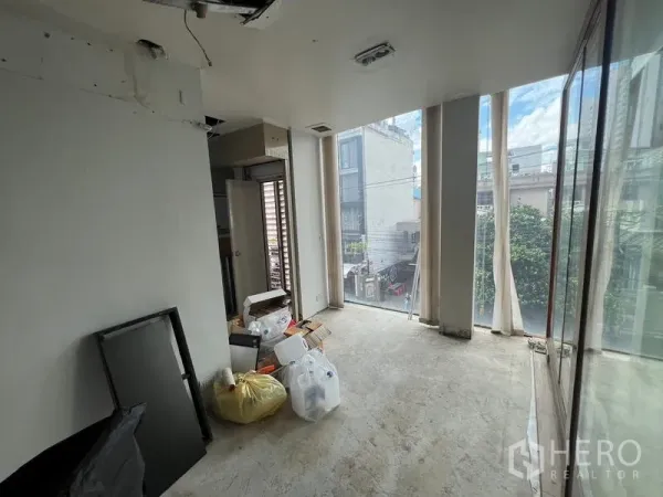 พื้นที่ขายปลีก ให้เช่าในBang Rak, Bangkok - พื้นที่ชั้นบนพร้อมกระจกเต็มบานและพื้นยังไม่ปู มองเห็นวิวชุมชนรอบข้าง