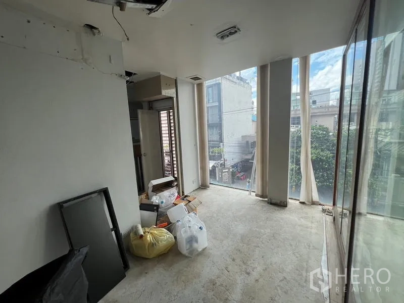 พื้นที่ขายปลีก ให้เช่าในBang Rak, Bangkok - พื้นที่ชั้นบนพร้อมกระจกเต็มบานและพื้นยังไม่ปู มองเห็นวิวชุมชนรอบข้าง