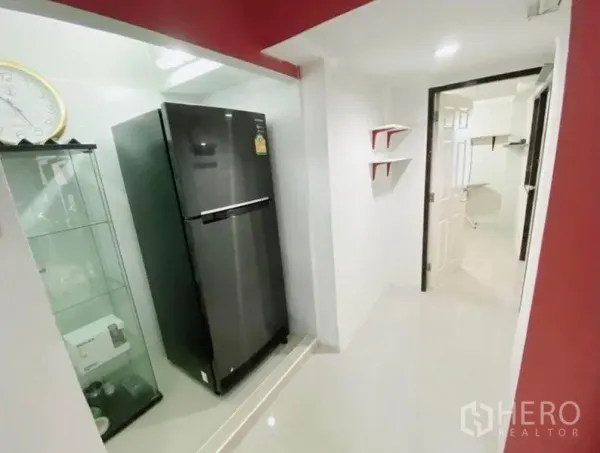 Townhouse for rent in Wang Thonglang, Bangkok - Hallway niche featuring a double-door refrigerator and glass display cabinet.