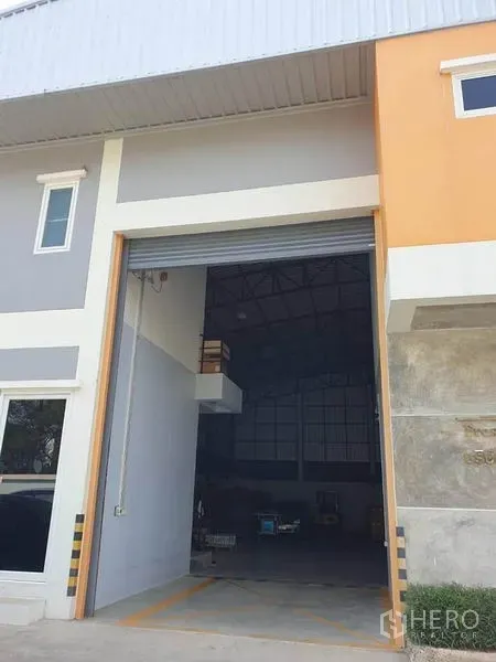 Warehouse for rent in Bang Kapi, Bangkok - Tall roller shutter entrance at the warehouse frontage for easy truck access.