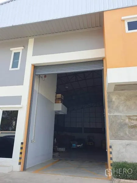 Warehouse for rent in Bang Kapi, Bangkok - Tall roller shutter entrance at the warehouse frontage for easy truck access.