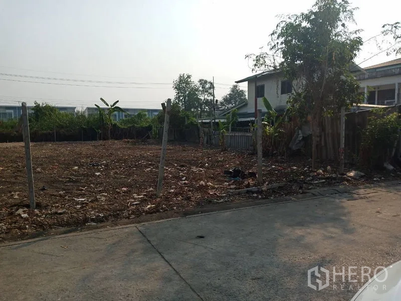 ที่ดิน ขายในKhlong Sam Wa, Bangkok - แปลงที่ดินราบเรียบ ปักเสาเขต ข้างเคียงเป็นบ้านพักและถนนคอนกรีต