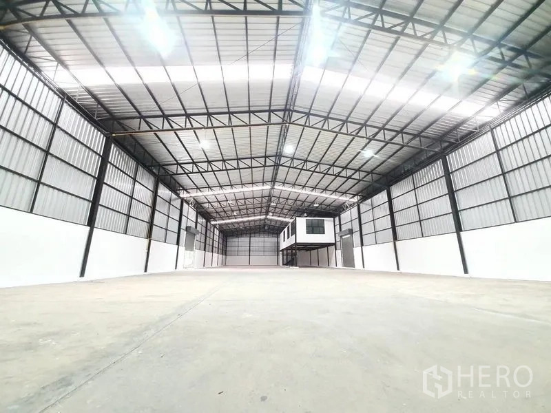 货栈 出租在Bang Khen, Bangkok - 开阔无柱仓库，LED照明与金属护墙贯穿全场。