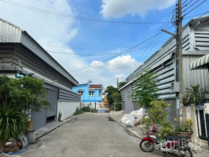 货栈 出租在Bueng Kum, Bangkok - 蓝天下 Bueng Kum 区两侧金属外墙仓库之间的内部通道。