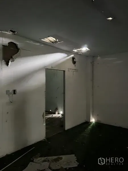 货栈 出租在Bang Kapi, Bangkok - 仓库内小房间，敞开门洞与破损吊顶可见。