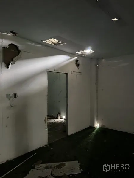 货栈 出租在Bang Kapi, Bangkok - 仓库内小房间，敞开门洞与破损吊顶可见。