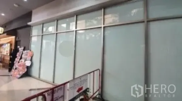 พื้นที่ขายปลีก ให้เช่าในKhlong Toei, Bangkok - มุมมองทางเดินห้างกับหน้าร้านกระจกฝ้าและโครงอะลูมิเนียม