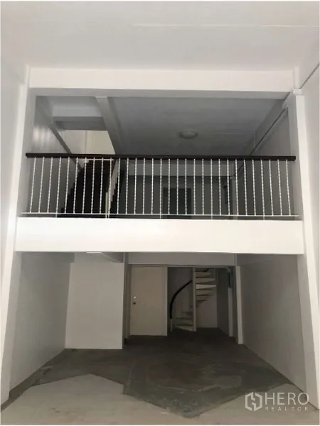 อาคารพาณิชย์ ให้เช่าในWatthana, Bangkok - พื้นที่ชั้นล่างเพดานสูงมีชั้นลอยและราวกันตก พร้อมปรับปรุงใช้งาน