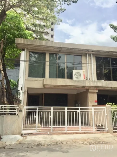 ทาวน์เฮาส์ ให้เช่าในWatthana, Bangkok - ด้านหน้าทาวน์เฮ้าส์พร้อมรั้วและหน้าต่างบานใหญ่ชั้นบน มีทางจอดรถ