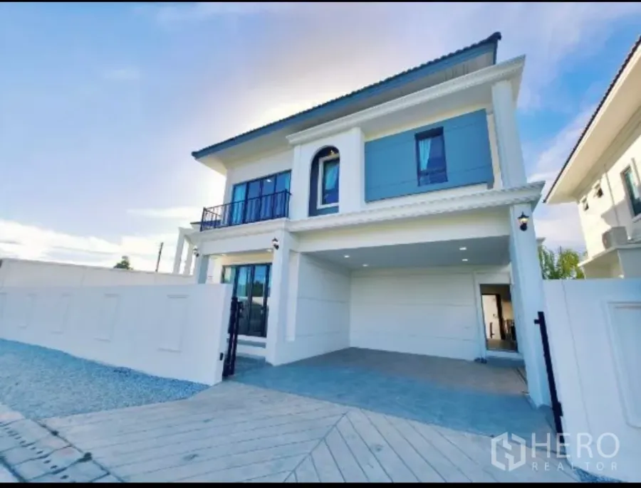 บ้าน ให้เช่าในSattahip, Chon Buri - ภายนอกบ้านสองชั้นสไตล์โมเดิร์น มีระเบียงและที่จอดรถในร่มหลังประตูรั้ว