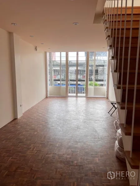 อาคารพาณิชย์ ให้เช่าหรือขายในWatthana, Bangkok - ห้องสว่าง พื้นปาร์เกต์ กระจกเต็มความสูง และบันไดสู่ชั้นบน